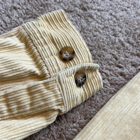Vintage pastel yellow corduroy button up collared shirt - Picture 4 of 6